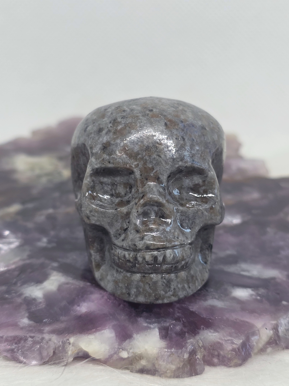 Yooperlite Crystal Skull Carving | UV Reactive Fluorescent Stone | Mini Crystal